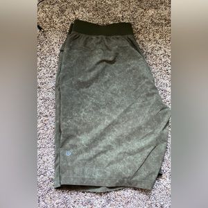 Mens Lulu army green shorts!